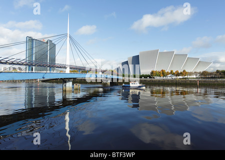 SEC Armadillo / Clyde Auditorium e Bell's Bridge sul fiume Clyde in autunno, Glasgow, Scozia, Regno Unito Foto Stock