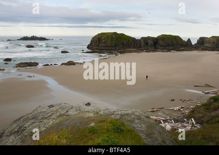 Lone uomo a camminare sulla spiaggia di Bandon sulla costa dell'Oceano Pacifico in Bandon Oregon Foto Stock