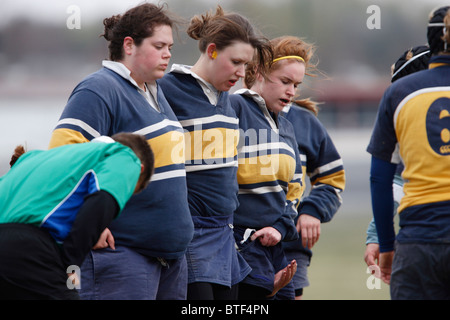 George Washington University Players impostato per un pacchetto di mischia durante una donna partita di rugby contro l'Accademia Navale. Foto Stock