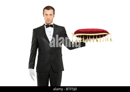 Maggiordomo in elegante abito e guanti bianchi che aprono la porta  dell'hotel in legno Foto stock - Alamy