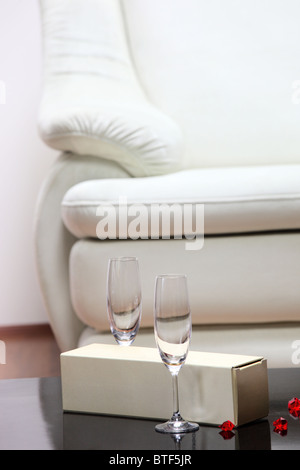 Un studio shot di un dettaglio della pelle bianca divano in soggiorno Foto Stock