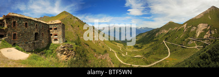 Vista panoramica su un antica fortificazione e strada sterrata attraverso la valle nelle Alpi, Italia. Foto Stock
