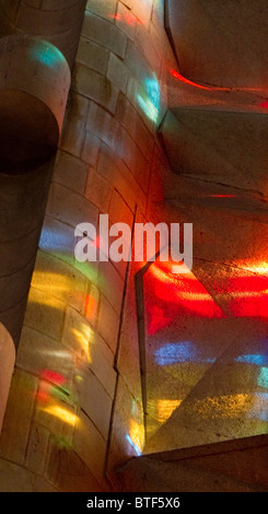 Muratura in pietra illuminata dalla luce del sole che splende attraverso il vetro macchiato alla Cattedrale della Sagrada Familia di Gaudi Foto Stock