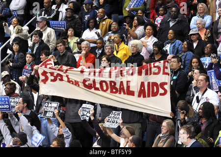 -L'AIDS manifestanti perturbare il Presidente Barack Obama il discorso durante un rally il supporto di Connecticut candidati democratici a Porto Y Foto Stock