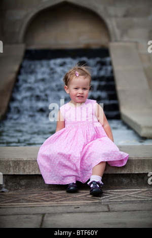 Bambina all'acqua di Mughal fontane in Lister Park Bradford Regno Unito Foto Stock