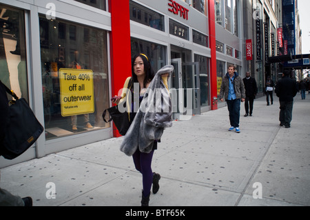 Un Esprit negozio di abbigliamento pubblicizza il 40 percento di sconto tutti i cappotti su 34th Street a New York Foto Stock