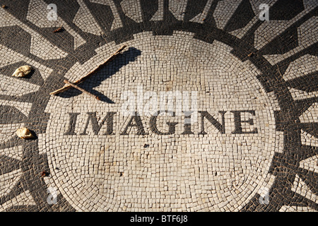 Immaginate di mosaico, un monumento a John Lennon, all'interno di campi di fragole, al Central Park di New York, Stati Uniti d'America Foto Stock