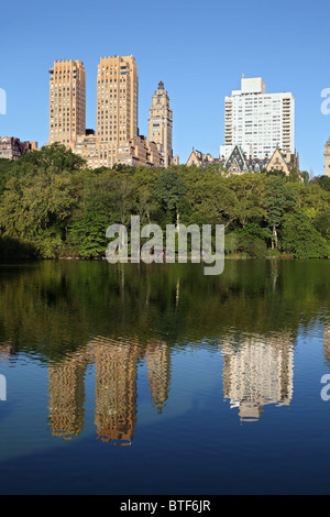 Edifici di appartamenti si riflette nel lago, al Central Park di New York, Stati Uniti d'America Foto Stock