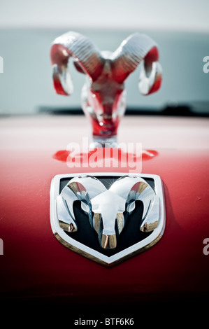 Dodge Ram ornamento del cofano su auto rossa Foto Stock