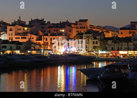 La marina e il lungomare al tramonto, Puerto Banus a Marbella, Costa del Sol, provincia di Malaga, Andalusia, Spagna, Europa occidentale. Foto Stock