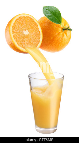 Il succo d'arancia fresco che scorre da tagliare orange in vetro. Isolato su uno sfondo bianco. Foto Stock