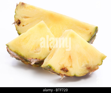 Tagli di ananas. Isolato su uno sfondo bianco. Foto Stock