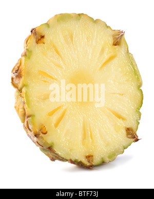Nuovo taglio trasversale di ananas maturo. Isolato su un bianco. Foto Stock