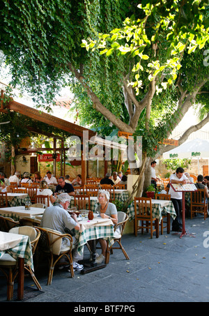 La gente seduta al ristorante Taverna a Rodi città vecchia, Rodi, Grecia. Foto Stock