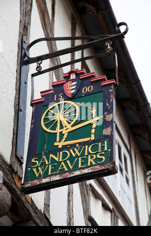 Segno sui tessitori Sandwich edificio, Strand Street, Sandwich, Kent, Regno Unito Foto Stock