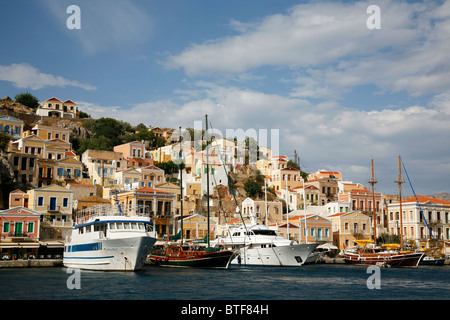 Il porto con case in stile neoclassico, Symi, Grecia. Foto Stock