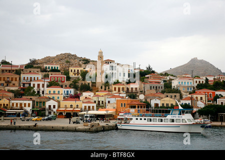 Vista sul porto di villaggio, Emborios Halki, Grecia. Foto Stock