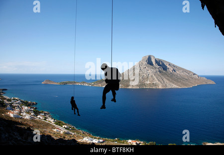 Arrampicata su roccia nella Grande Grotta Grotta con l'isola di Telendos in background, Kalymnos, Grecia, Foto Stock