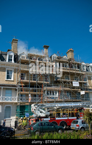 West Sussex fuoco e il servizio di soccorso che si occupano di un incendio in un appartamento al piano superiore a Worthing Foto Stock