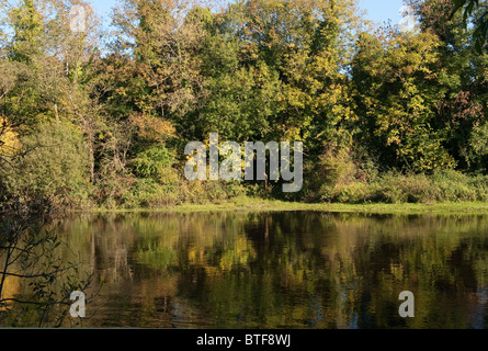 Vista sul fiume Erne in autunno Foto Stock