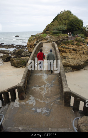 Il Bastatm Rock, la grande spiaggia di Biarritz, Paese Basco, Francia Foto Stock