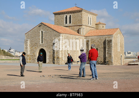 Gli uomini che giocano il francese gioco di bocce al di fuori del Saint Nicolas Priory presso la Chaume in Vandea regione della Francia Foto Stock