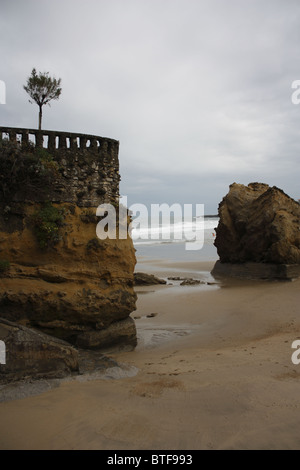 Il Bastatm Rock, la grande spiaggia di Biarritz, Paese Basco, Francia Foto Stock