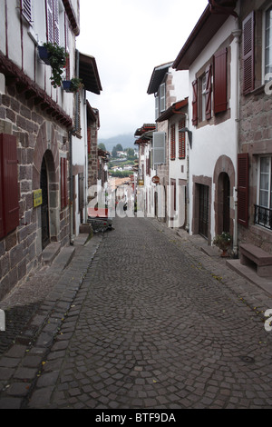 City street view di Saint Jean Pied de Port, Paese Basco, Francia Foto Stock