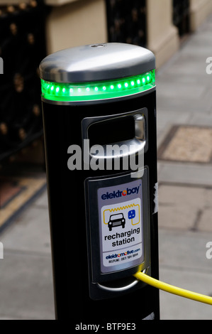 Elektrobay auto elettrica con stazione di ricarica al di fuori della Royal Institution, Albemarle Street, Mayfair, London, England, Regno Unito Foto Stock