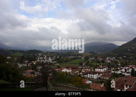 Vista della cittadina francese di Saint Jean Pied de Port, Paese Basco, costa atlantica, Francia Foto Stock