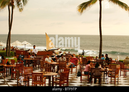 Il bar all'aperto e ristorante a Galle Face Hotel, Colombo, Sri Lanka. Foto Stock
