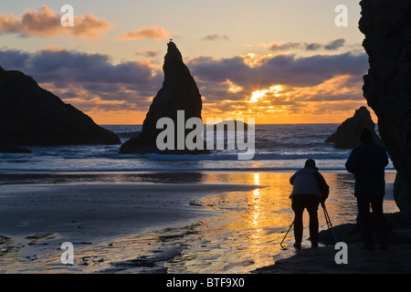 Fotografi a Coquille Point in Oregon Islands National Wildlife Refuge stagliano aganist un Cielo di tramonto in Bandon Oregon Foto Stock