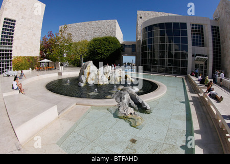 Una vista sul cortile interno con piscina e fontane presso il Getty Center di Los Angeles, CA Foto Stock