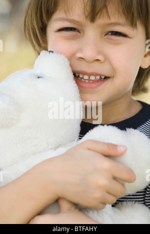 Little Boy abbracciando Teddy bear, ritratto Foto Stock