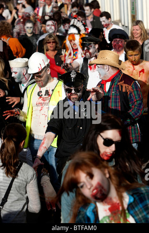 Due ragazze che prendono parte alla camminata Zombie in Brighton, East Sussex, Regno Unito. Foto Stock