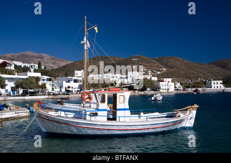 Piccola barca da pesca ancorati nel porto di Xilokeratidi, appena a nord di Katapola, sul Greco Cyclade isola di Amorgos Foto Stock