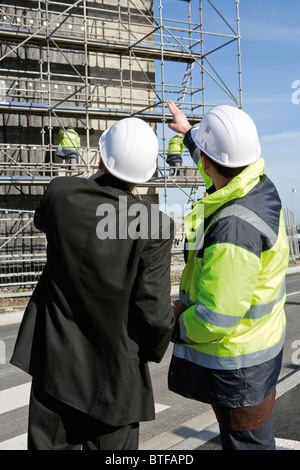 Impresa edile e imprenditore al sito in costruzione Foto Stock