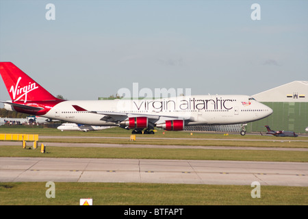 G-Vasto (coccinella) toccando all'Aeroporto Internazionale di Manchester (GECT) Foto Stock