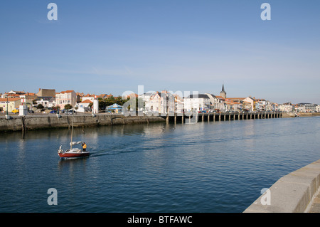 Yachtsman rendendo modo di Oceano Atlantico sul canale tra la Chaume e Les Sables d' Olonne in Vandea regione della Francia Foto Stock