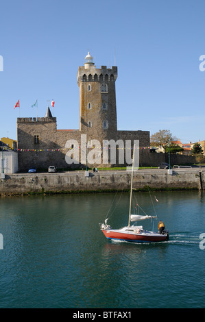 La luce della porta sulla torre di Arundel che forma una parte di Chateau Saint Clair La Chaume a Les Sables D Olonne in Vandea Francia Foto Stock