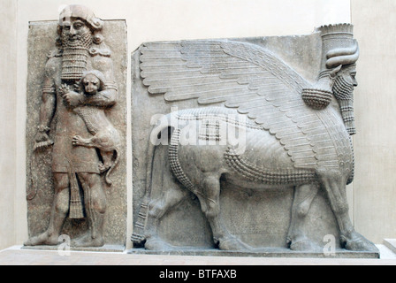 Uomo alato con testa di toro. Figura umana con baby lion. Sumerica e babilonese arte. Museo del Louvre Foto Stock