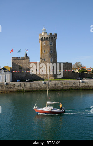 La luce della porta sulla torre di Arundel che forma una parte di Chateau Saint Clair La Chaume a Les Sables D Olonne in Vandea Francia Foto Stock