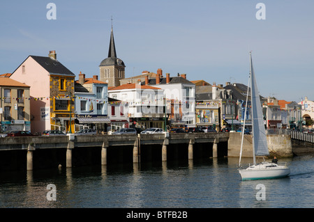 Yachtsman rendendo modo di Oceano Atlantico sul canale tra la Chaume e Les Sables d' Olonne in Vandea regione della Francia Foto Stock