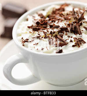 Tazza di cioccolata calda con radere al cioccolato e panna montata Foto Stock