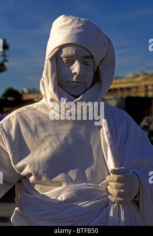 Francese Francese persone persona uomo adulto maschio mime artista di strada a Place de la Concorde città di Parigi regione Ile-de-France Francia Foto Stock