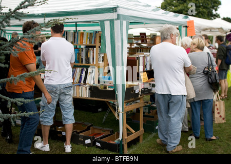 Un libro in stallo presso la Fiera ambientale, in Carshalton Park, 2010. Foto Stock