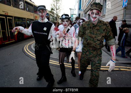 Due ragazze che prendono parte alla camminata Zombie in Brighton, East Sussex, Regno Unito. Foto Stock