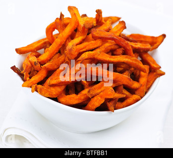 Primo piano della patata dolce o patatine fritte di filato in ciotola bianco Foto Stock