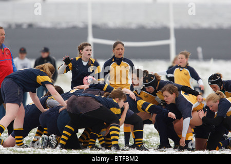 Accademia navale e George Washington University Players impostato per un pacchetto di mischia durante una donna partita di rugby. Foto Stock