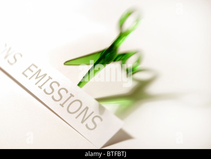 Riduzione delle emissioni che raffigura il concetto green di taglio a forbice grafico delle emissioni. Foto Stock